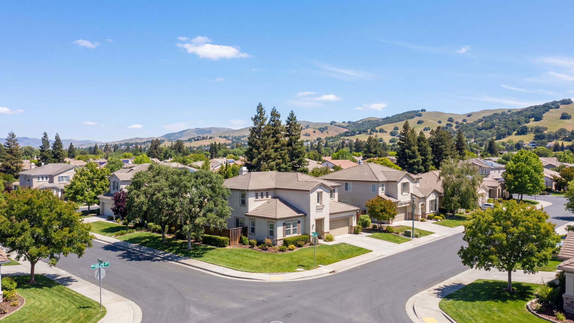 Suburban Fremont California Mission San Jose neighborhood with modern homes and Mission Hills